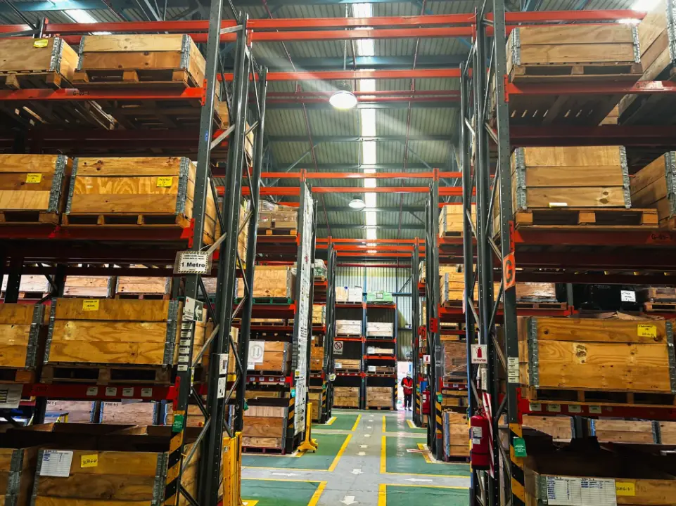 Bodega con racks de embalajes de madera